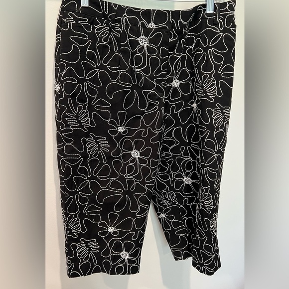 Women’s Talbots Petites Size 18W Cropped Black With White Flower Embroidery - Picture 1 of 10